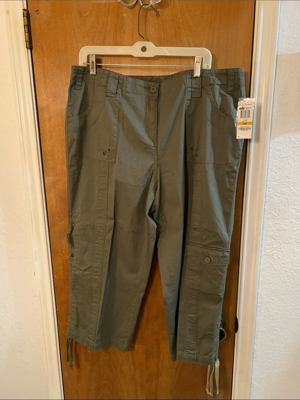Women’s Olive Green Cargo Capris Pants. NWT. Adorable! Pockets everywhere! 16